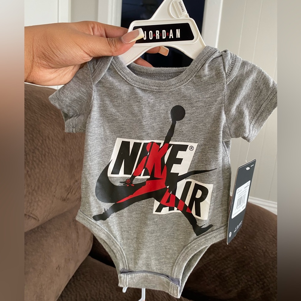 I’m selling my daughter’s old clothes !😊